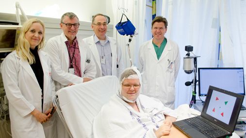 ECoG-teamet: F.v. Anne-Kristin Solbakk, Tor Endestad, P?l Gunnar Larsson og Torstein Meling. Foran sitter pasienten tilkoblet ECoG-utstyret.