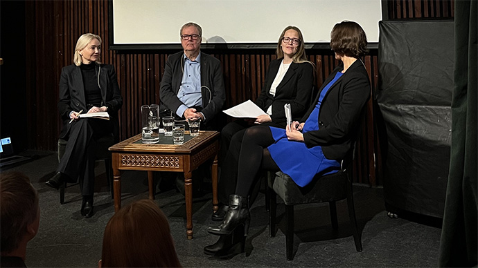 Fire personer sitter rundt et lite bord på en scene. Marianne Riddervold, Arild Aurvåg Farsund, Merethe Dotterud Leiren, Christina Kullmann Five.