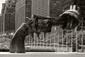Bilde av statuen "knotted gun"