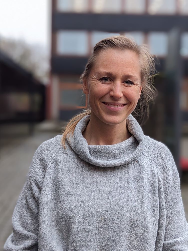  forsker Katinka Holtsmark smilende i grå genser
