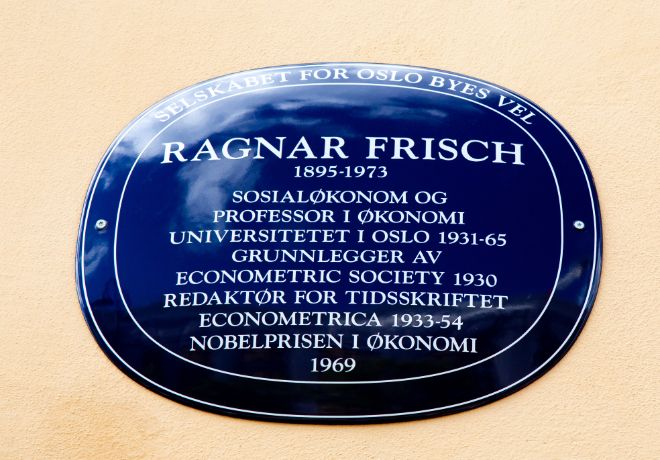 Bilde av blå plakett som hedrer Ragnar Frisch