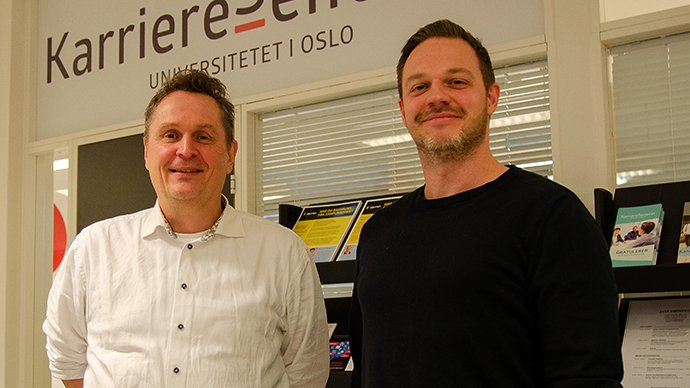 Gisle Hellvik og Ståle Anderstuen foran et skilt for Karrieresenteret