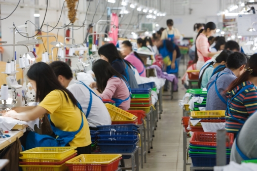 fabrikkarbeidere på en fabrikk i Kina