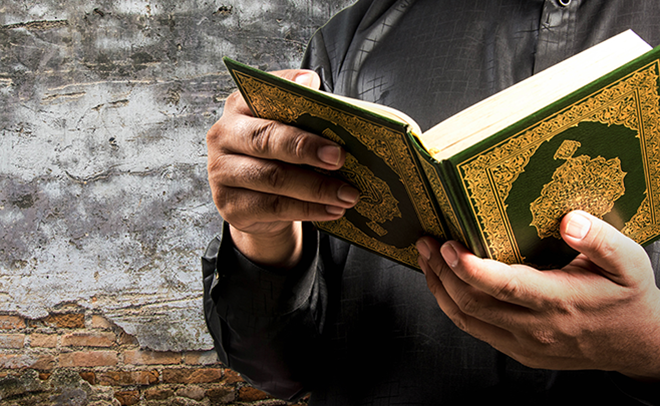 hender som holder koranen