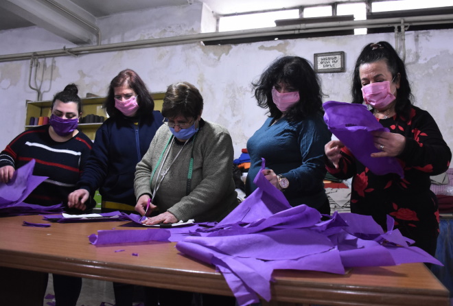 Volunteers sewing masks against the conoronavirus - Syria