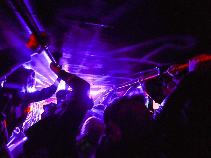 Russen som fester inne i en russebuss full av neonlys