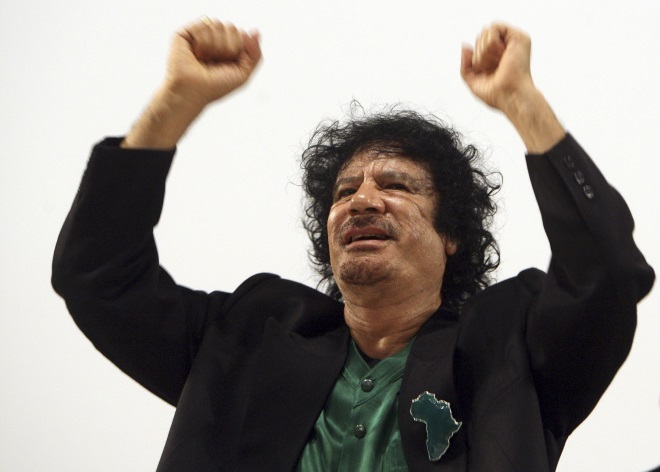 Muammar Gaddafi som løfter armene over hodet