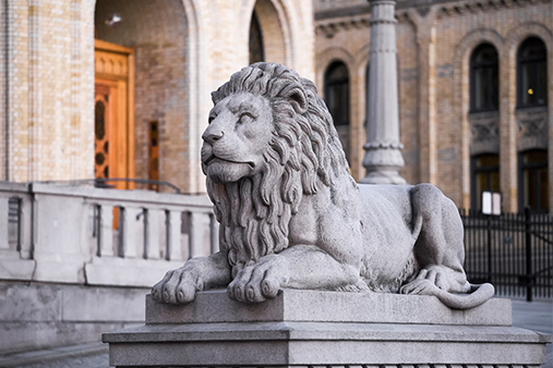 Løven utenfor Stortinget