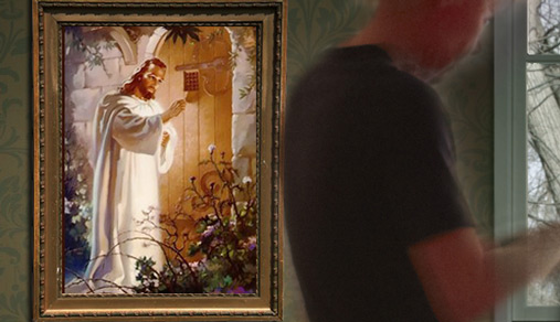 Person går forbi et maleri av Jesus.