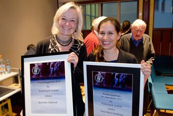Glade vinnere av formidlingsprisen og stipendiatprisen. F.v. Siri Erika Gullestad og Imac Zambrana.