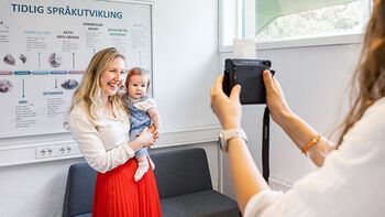 Linn Haugen and her daughter Eva&#39;s first participation in BabyLing Lab is being documented with a Polaroid photo.&amp;#160;