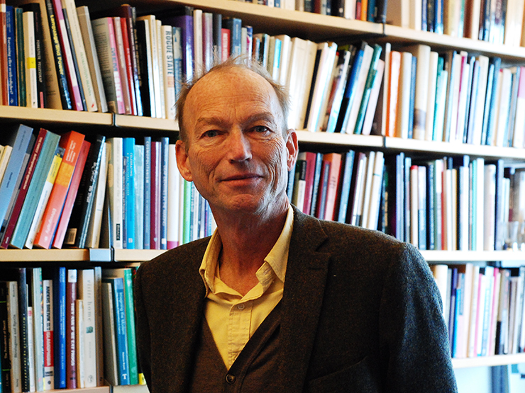 Thomas Hylland Eriksen in front of book shelves