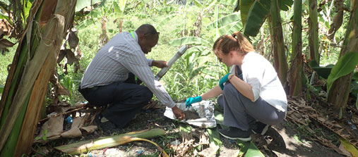 To toksikologer (en mann og en kvinne) jobber med avfall i skogen i Tanzania. Foto: Paul Wenzel Geissler