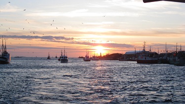 Bildet kan inneholde: himmel, horisont, solnedgang, hav, båt.