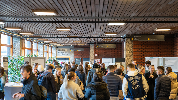 Mange skoleelever i foajeen Eilert Sundts hus på Åpen dag 2024