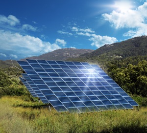 Stort solcellepanel i fjellandskap.